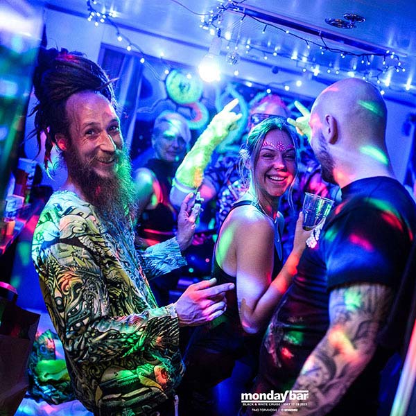 Gäng vänner har kul på Monday Bar Cruise