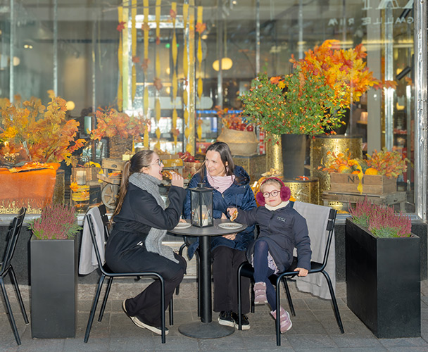 En familj fikar på Fazer Café i Helsingfors