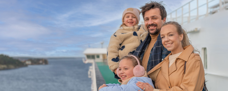 En familj på utedäck på ett Tallink Silja Line fartyg ute på Östersjön