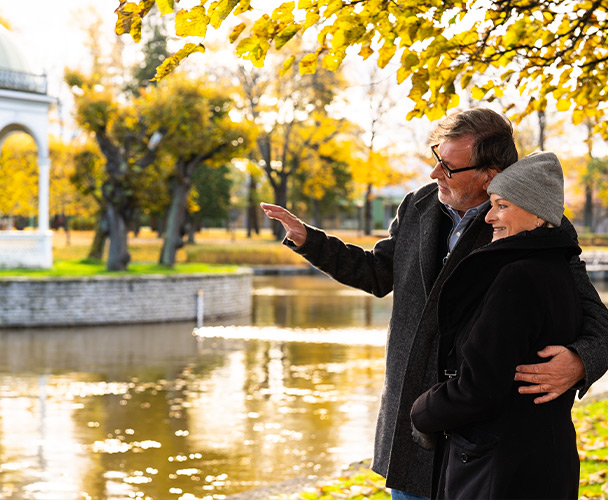 Ett par står i Kadriorg-parken i Tallinn en höstdag