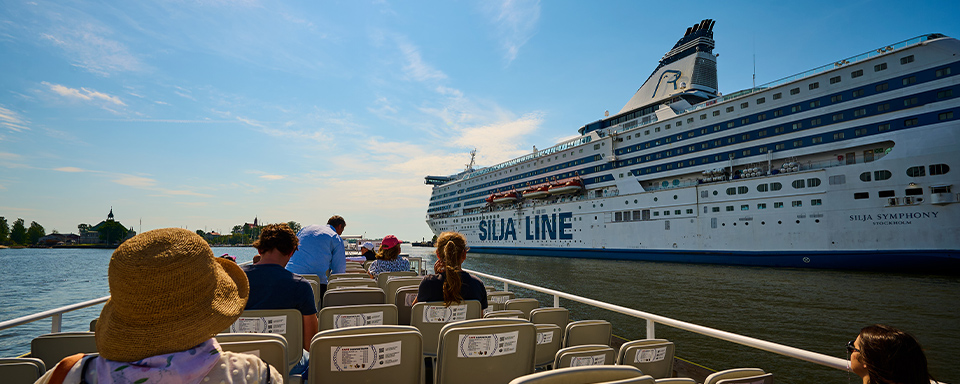 En sightseeingbåt i Helsingfors brevid Silja Symphony