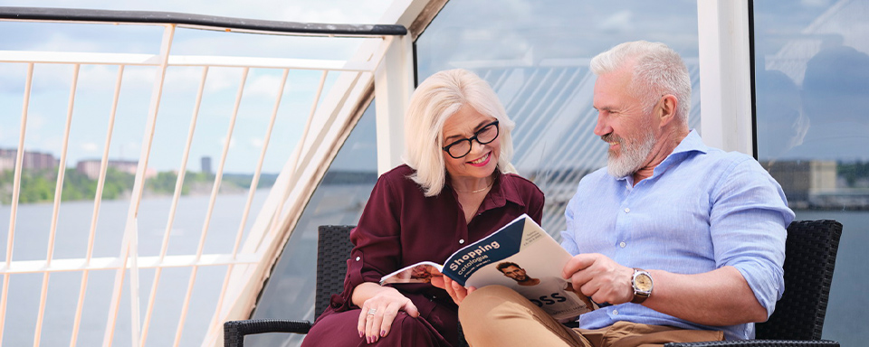 Ett par sitter ute på balkongen ombord ett Tallink Silja Line kryssningsfartyg