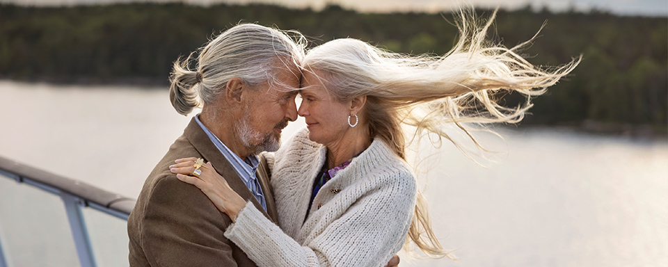 Ett par kramas på utedäck ombord ett kryssningsfartyg från Tallink Silja Line
