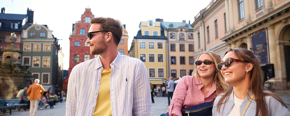 Tre vänner i Gamla stan i Stockholm
