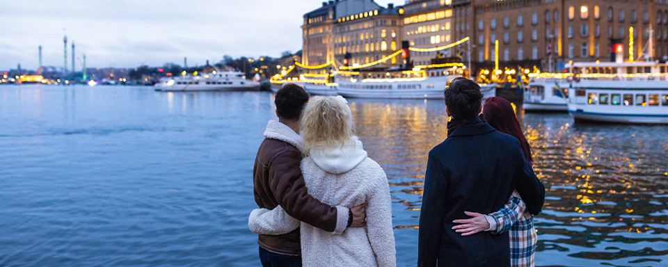 Par tittar ut över vattnet i Stockholm i juletid