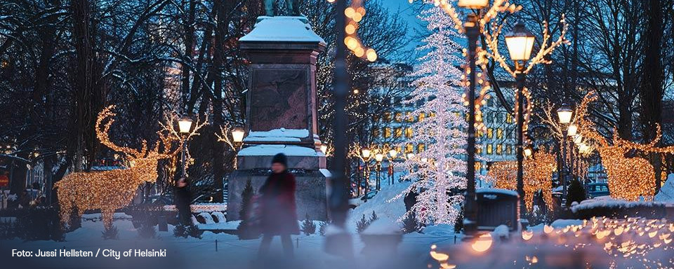 Julpynt och julljus på Esplanaden i Helsingfors