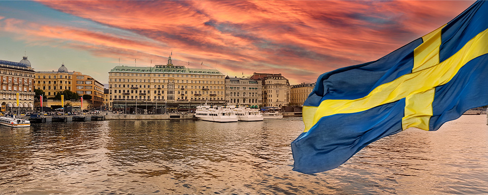 Vy över Stockholm med svenska flaggan i förgrunden